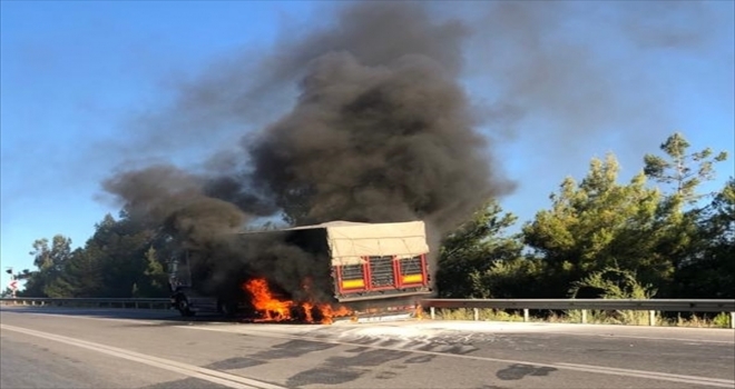 Antalya'da lastiği patlayan tırda çıkan yangın söndürüldü