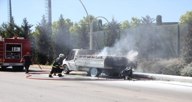 Antalya'da mangal kömürü yüklü kamyonet seyir halindeyken yandı 