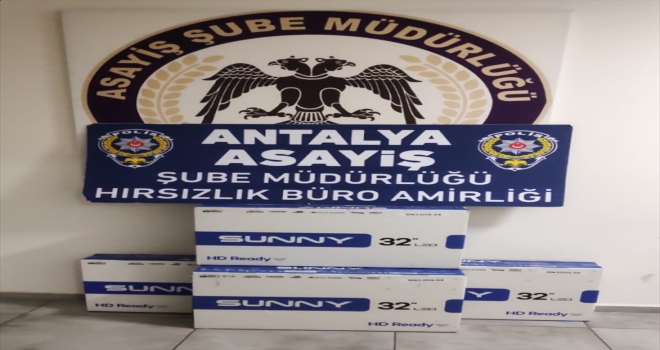 Antalya'da otel deposundan hırsızlık yaptıkları iddiasıyla yakalanan 2 zanlı tutuklandı