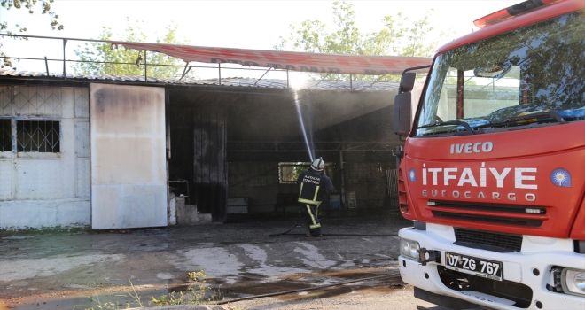 Antalya'da oto tamirhanesinde çıkan yangın hasara neden oldu