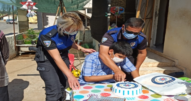 Antalya'da polisler bir çocuğa evinde doğum günü sürprizi yaptı 