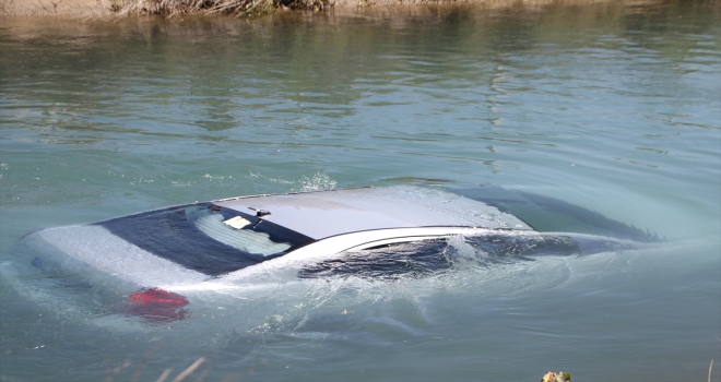 Antalya'da sulama kanalına düşen otomobilin sürücüsü yaralandı