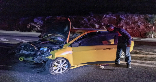 Antalya'da taksi ile otomobil çarpıştı: 4 yaralı