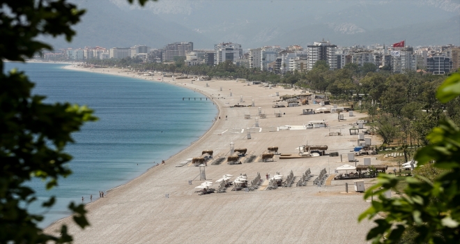 Antalya'da tam kapanmadan muaf yabancı turistlerin güneşli hava ve deniz keyfi