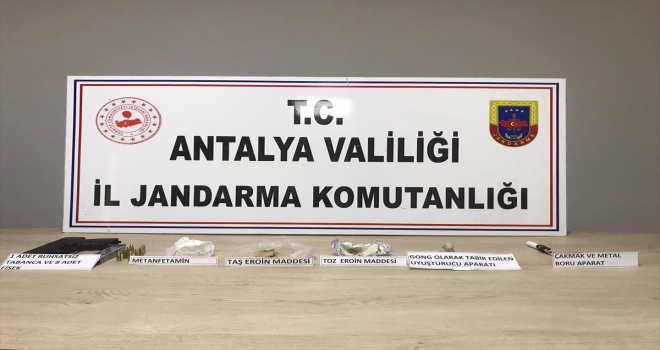 Antalya'da yol kontrolünde durdurulan çekicideki araçta uyuşturucu ele geçirildi