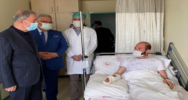Bakan Akar'dan yaralı askerlere ziyaret