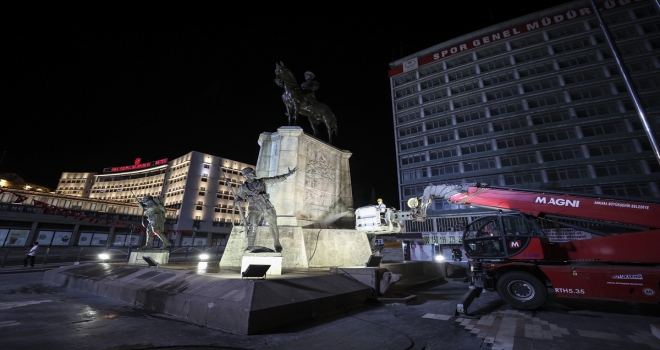 Başkentteki Zafer Anıtı belediye ekiplerince temizlendi