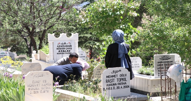 Bayram arifesinde şehit kabirlerine hüzünlü ziyaret