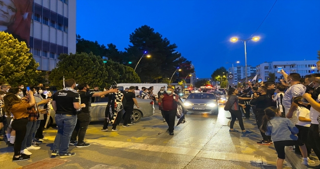 Çankırı'da Beşiktaş'ın şampiyonluk kutlamasında sürpriz evlilik teklifi