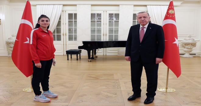 Cumhurbaşkanı Erdoğan, bu yıl Avrupa ve Dünya şampiyonalarında madalya kazanan milli sporcularla iftar yaptı