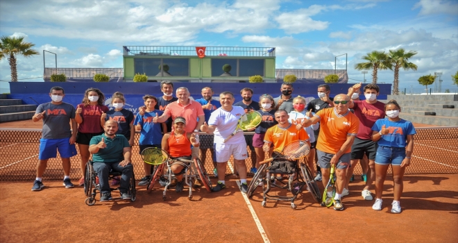 Dışişleri Bakan Yardımcısı Kaymakcı, Antalya'daki tekerlekli sandalye tenis turnuvasında gösteri maçı oynadı