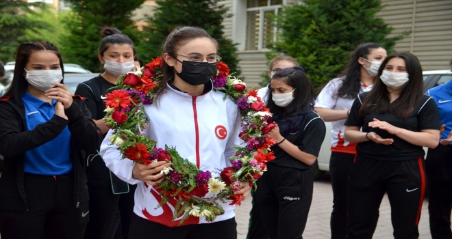Dünya Gençler Halter Şampiyonası'nda ikinci olan Cansel Özkan, Konya'da: