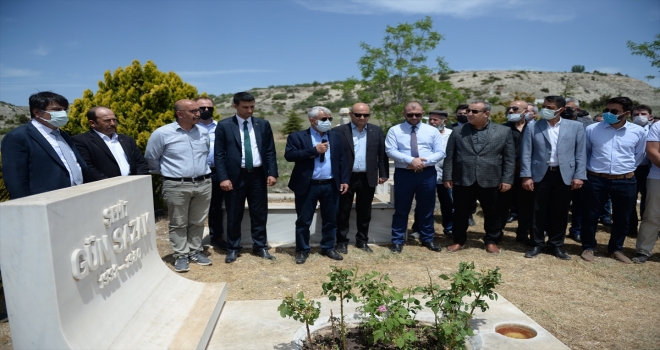 Eski Gümrük ve Tekel Bakanı Gün Sazak, Eskişehir'de kabri başında anıldı