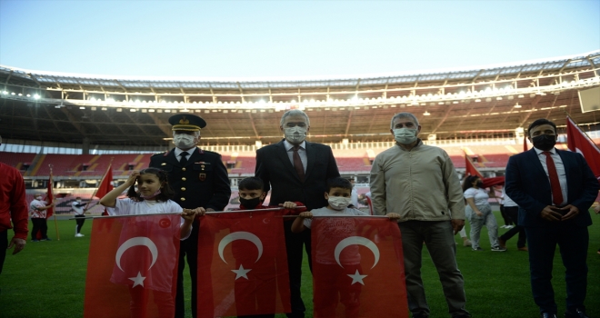 Eskişehir'de 33 bin kişilik stadın ortasında dev Türk bayrağı açıldı