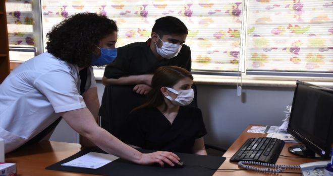 Evlat sahibi kadın doktorlardan hasta çocuklara 