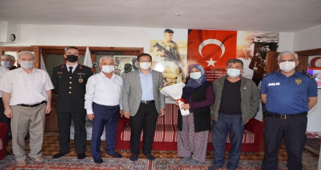 Finike'de ilçe protokolü şehit ailelerinin bayramını kutladı
