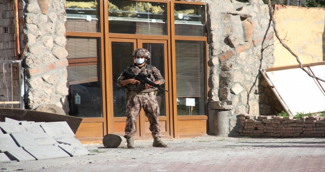 GÜNCELLEME - Kayseri'de evinin penceresinden etrafa ateş eden kişi, özel harekat polislerince gözaltına alındı