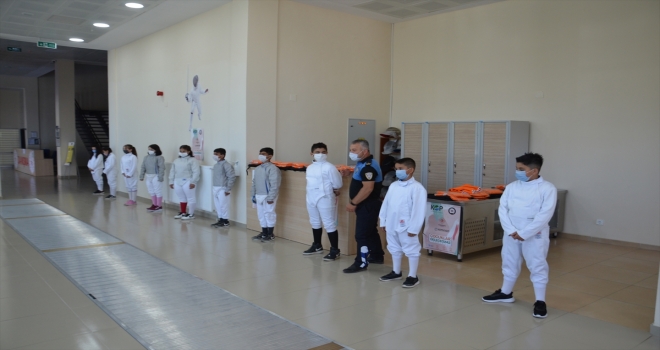 Karaman'da sporculara çanta ve eşofman dağıtıldı