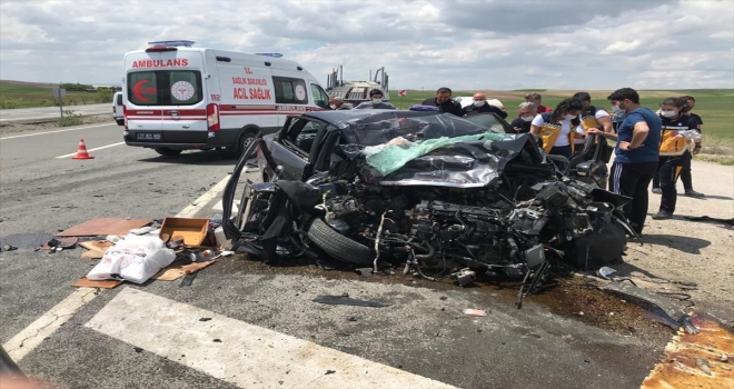 Kırıkkale'de otomobil ile tır çarpıştı: 1 ölü, 2 yaralı