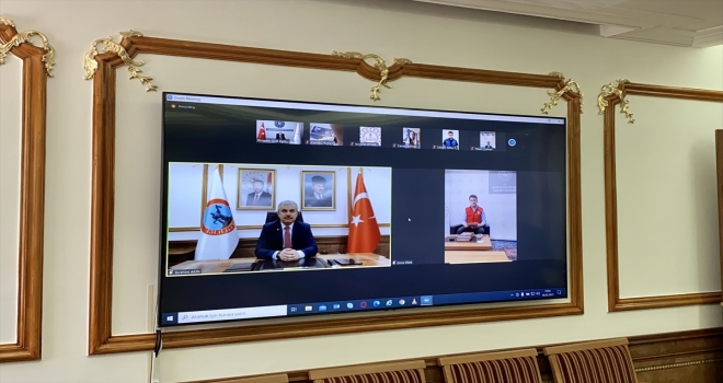 Kırşehir Valisi Akın, gençlerle çevrim içi programda buluştu