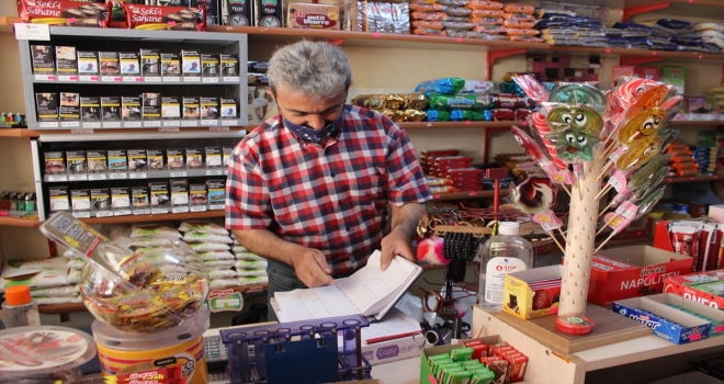 Konya'da bir hayırsever, bakkalın veresiye defterindeki 9 bin lira borcu ödedi