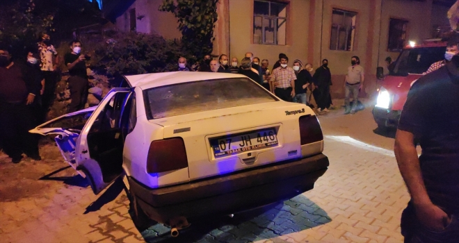 Otomobil mezarlığın duvarına çarptı: 3 yaralı