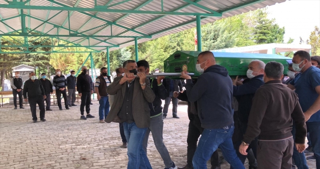 Konya'da trafik kazasında ölen anne ile kızı topağa verildi