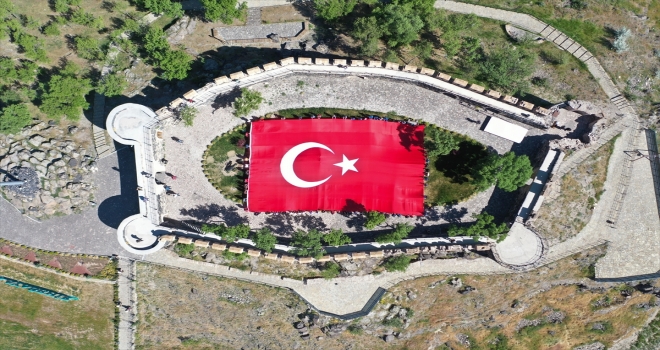Nevşehir'de 102 genç tarihi kalede dev Türk bayrağı açtı
