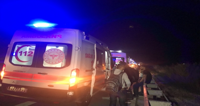 Niğde'de yolcu otobüsü devrildi: 1 ölü, 10 yaralı
