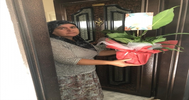 Serik'te AK Partili gençler, şehit annelerinin Anneler Günü'nü kutladı