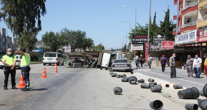 Serik'te peyzaj malzemeleri yüklü kamyonun devrilmesi sonucu kara yolu bir süre trafiğe kapatıldı 