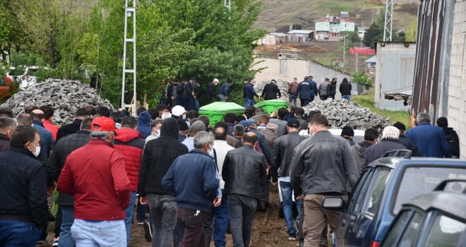 Sivas'ta arazi anlaşmazlığı nedeniyle çıkan kavgada öldürülen baba ve oğlunun cenazeleri defnedildi