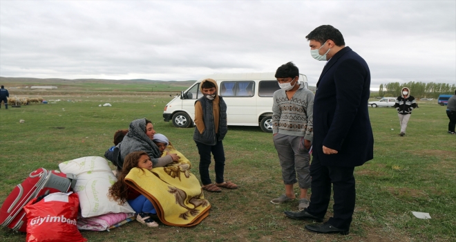 Sivas'ta fırtınada çadırları zarar gören mevsimlik işçilere kaymakamlık yardım edecek