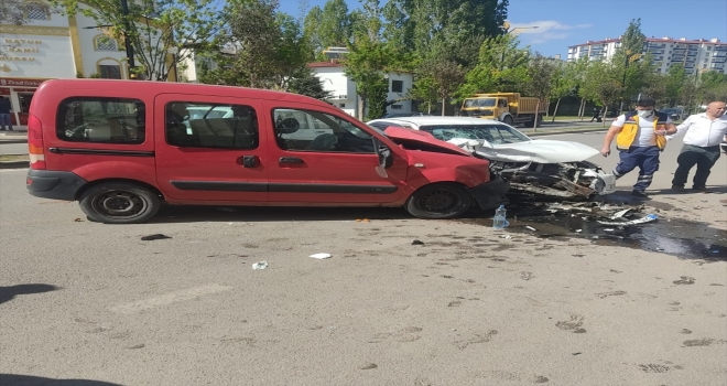 Sivas'ta hafif ticari araç ile otomobil çarpıştı: 4 yaralı