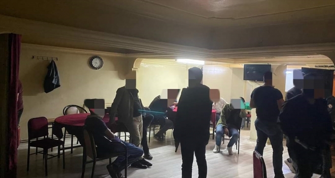 Sivas'ta iskambil oynarken yakalanan 20 kişi ile iş yeri sahibine 33 bin 287 lira ceza