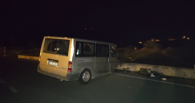 Sivas'ta minibüs istinat duvarına çarptı: 4 yaralı 