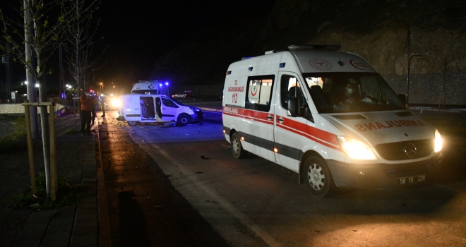 Sivas'ta otomobil ile hafif ticari araç çarpıştı: 7 yaralı