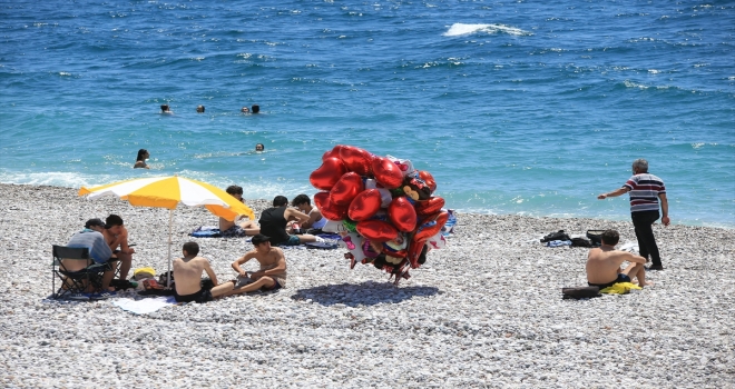 Turizm merkezleri Antalya ve Muğla'da kademeli normalleşme ile sahiller hareketlendi
