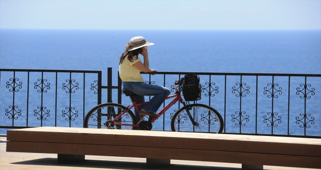 Turizm merkezleri Antalya ve Muğla'nın sahillerinde hareketlilik yaşanıyor