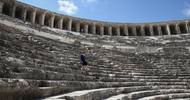 Ünlülerin de hayran kaldığı Aspendos ziyaretçilerini cezbediyor