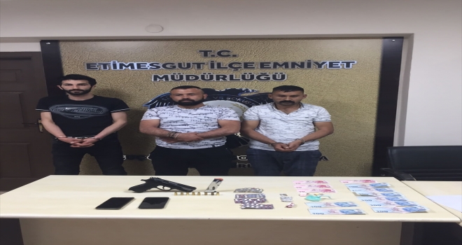 Üzerinden uyuşturucu çıkan genç kızın verdiği bilgiyle üç uyuşturucu satıcısı yakalandı