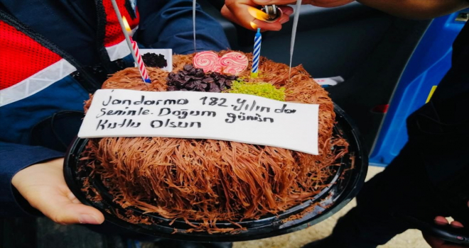 182'nci yaşını kutlayan Jandarmadan Kırıkkale'de çocuklara doğum günü sürprizi