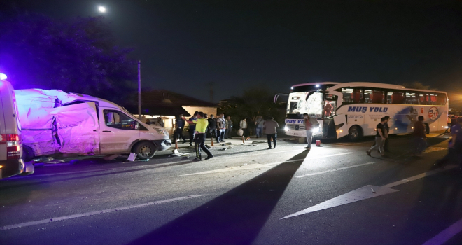 Aksaray'da otobüs ile minibüs çarpıştı: 12 yaralı