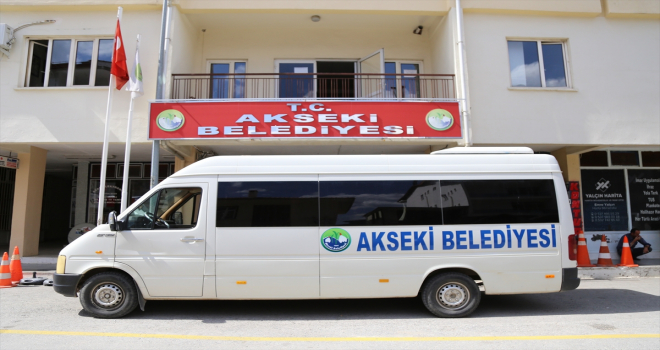 Akseki'de hayırsever belediyeye minibüs bağışladı