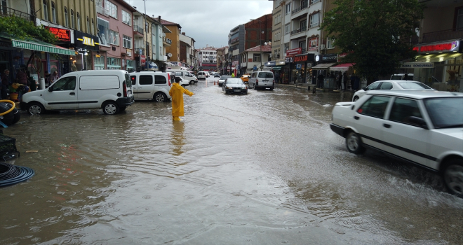 Ankara'nın Çubuk ilçesinde sağanak ve dolu, su baskınlarına yol açtı
