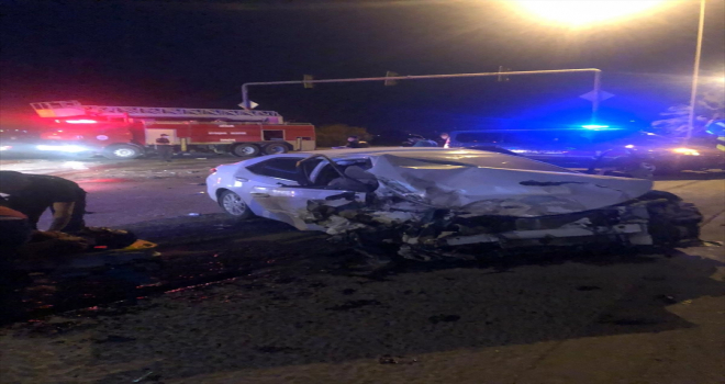 Antalya'da 2 kişinin yaralandığı trafik kazası güvenlik kamerasında 