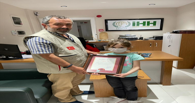 Antalya'da 7 yaşındaki çocuk, biriktirdiği harçlıklarını yetimler için bağışladı