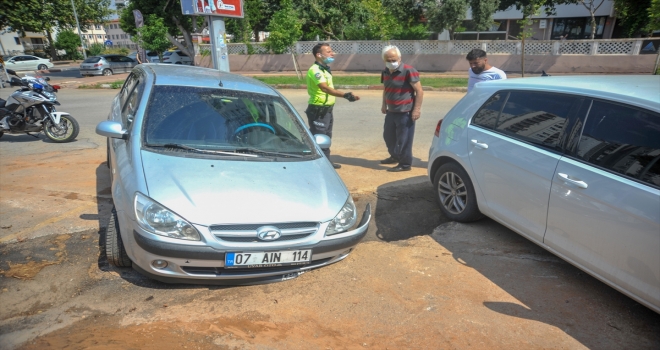 Antalya'da asfalt yolda oluşan çökmede bir araç zarar gördü