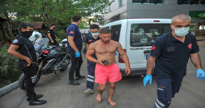 Antalya'da bir kişi bıçakla yaralandı
