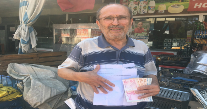 Antalya'da bir kişi yıllar önce bakkaldan izinsiz aldığı ürünlerin parasını gizlice bırakarak 